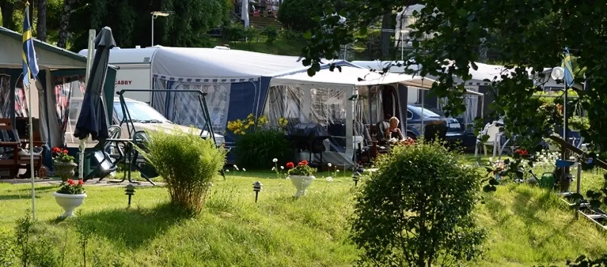 Husvagnar på campingen en sommardag