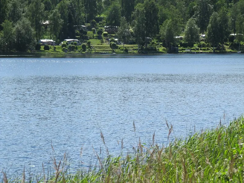 Utsikt över Bocksjön mot campingen som ligger i etage upp från stranden