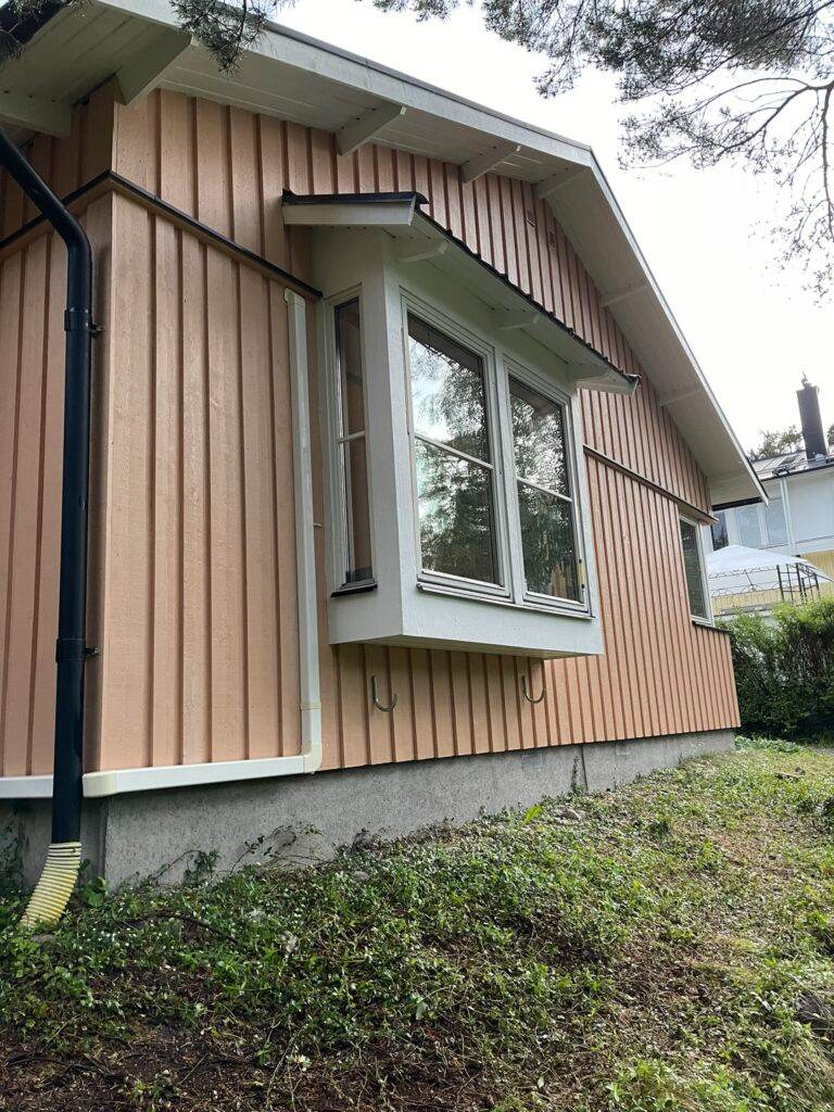 Nymålad träfasad på villa