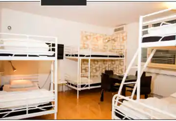 Rymligt rum med sängar och matbord