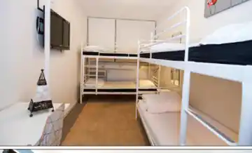 Flerbäddsrum med våningssängar och tv